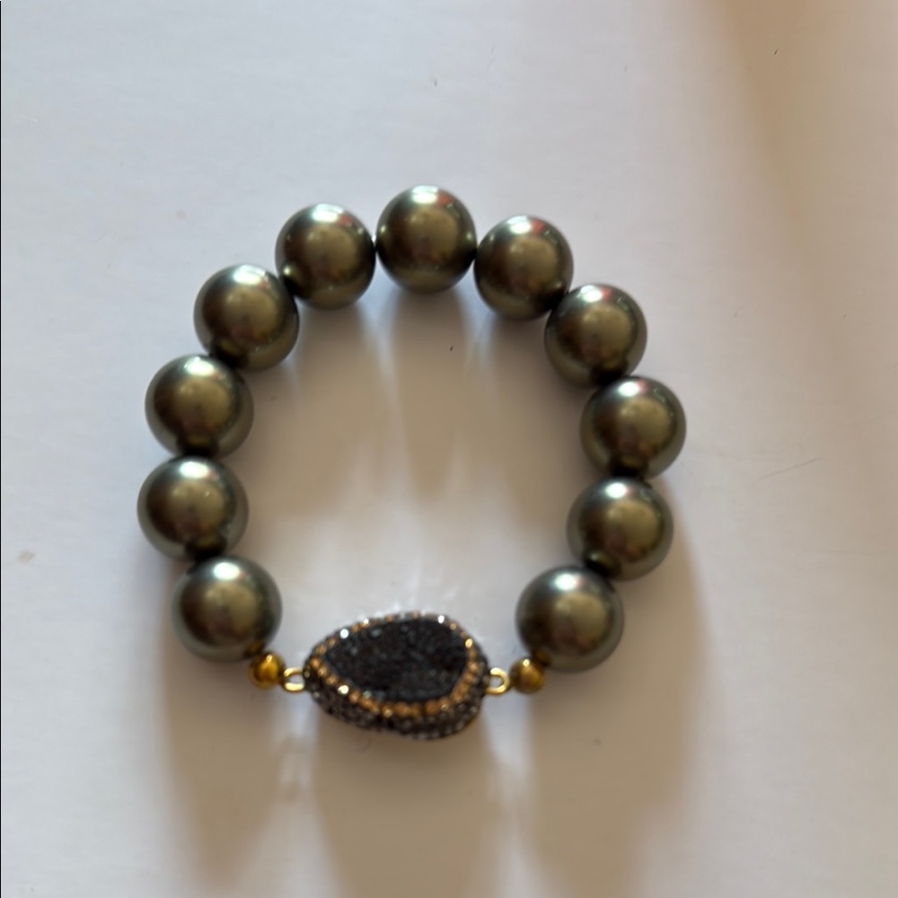 Elegant Dark Green Faux Pearl Bracelet with Gold Accents